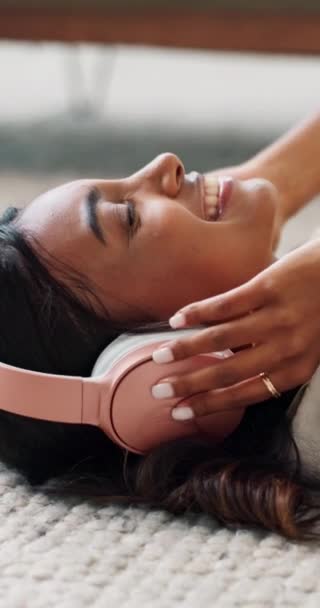 Musik Headphone Dan Wanita Bersantai Lantai Dengan Streaming Tari Atau — Stok Video