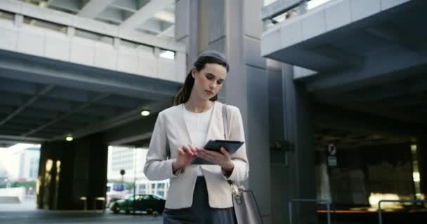 Spacery Tablet Kobieta Biznesu Mieście Porannych Dojazdów Podróży Podróży Biura — Wideo stockowe
