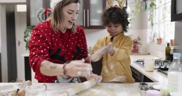 圣诞节 做饭和妈妈带着孩子们在厨房里帮忙或学习 高高在上 快乐的母亲和孩子们一起欢欢喜喜地在家里烘焙和准备甜点 面团或食物 以备假日之用 — 图库视频影像