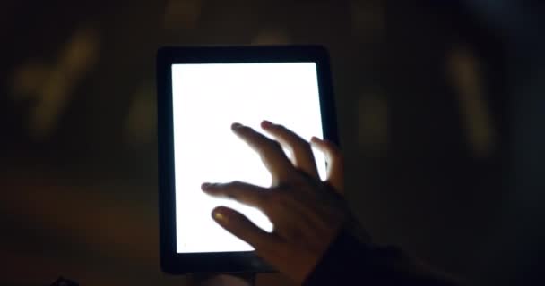 Οθόνη Tablet Και Χέρια Μια Πόλη Closeup Νύχτα Για Μέσα — Αρχείο Βίντεο