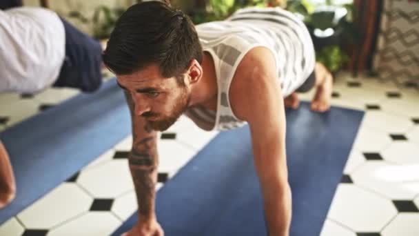 Натисніть Фітнес Або Чоловіки Вдома Тренування Вправи Або Тренування Здоров — стокове відео