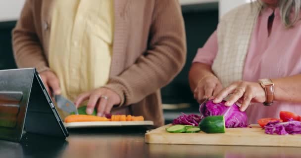 Hombre Mujer Tableta Con Mano Para Cocinar Primer Plano Receta — Vídeos de Stock