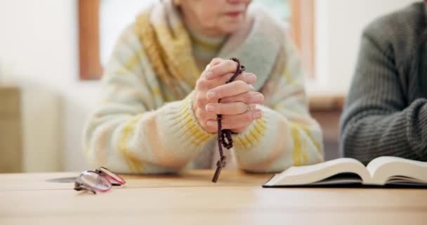 Händerna Äldre Par Och Bibeln För Bön Tro Och Dyrkan — Stockvideo