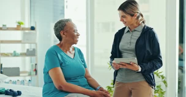 Physikalische Therapie Seniorin Und High Five Aus Gesundheitsberatung Und Erfolg — Stockvideo