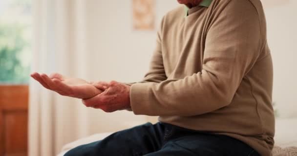 Idős Férfi Fogyatékossággal Kéz Csuklófájdalommal Parkinson Miatt Kéztőalagút Sérülés Otthon — Stock videók