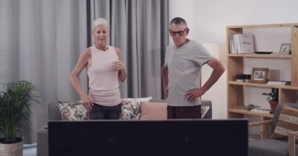 Senioren Paar Yoga Und Fernsehen Wohnzimmer Für Workout Bewegung Oder — Stockvideo