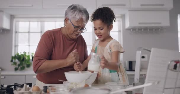 Hornear Cocinar Con Una Abuela Nieta Durante Una Visita Casa — Vídeo de stock