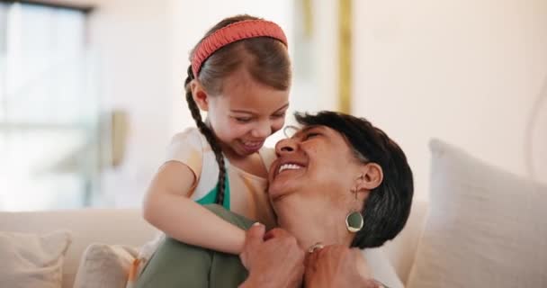 Großmutter Mädchen Und Umarmung Mit Lächeln Couch Und Kind Mit — Stockvideo