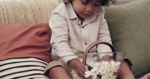 Barn Lege Spise Popcorn Sofaen Med Hovedtelefoner Stue Slappe Wellness – Stock-video