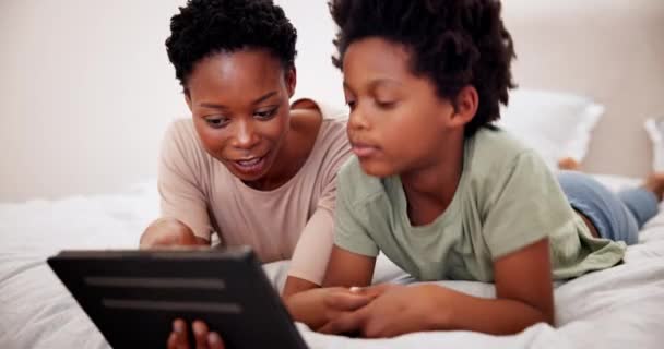 Μητέρα Χαμόγελο Και Μαύρο Παιδί Στο Tablet Στο Υπνοδωμάτιο Μάθηση — Αρχείο Βίντεο
