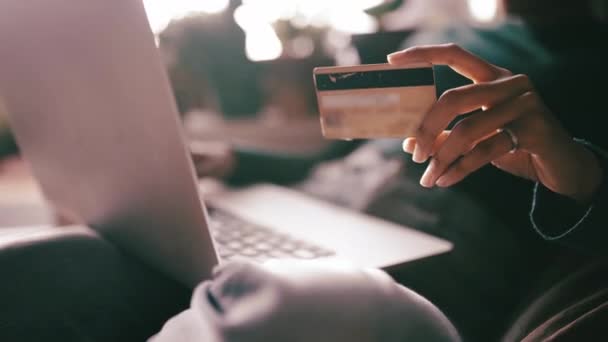 Χέρια Laptop Γυναίκα Πιστωτική Κάρτα Στο Σπίτι Για Πώληση Ηλεκτρονικού — Αρχείο Βίντεο