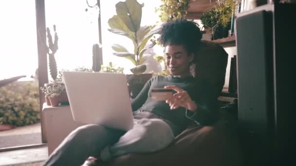 Slappna Laptop Eller Glad Kvinna Med Kreditkort Hemmet För Handel — Stockvideo
