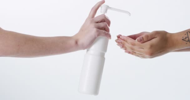 Pessoas Mãos Desinfetante Espaço Maquilhagem Para Desinfecção Higiene Limpeza Fundo — Vídeo de Stock