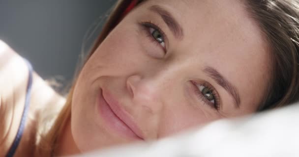 Wanita Bahagia Wajah Dan Santai Tempat Tidur Rumah Tersenyum Dan — Stok Video