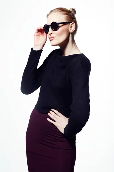 Kadın Güzellik Moda Için Güneş Gözlüğü Kozmetik Bakım Beyaz Arka — Stok fotoğraf