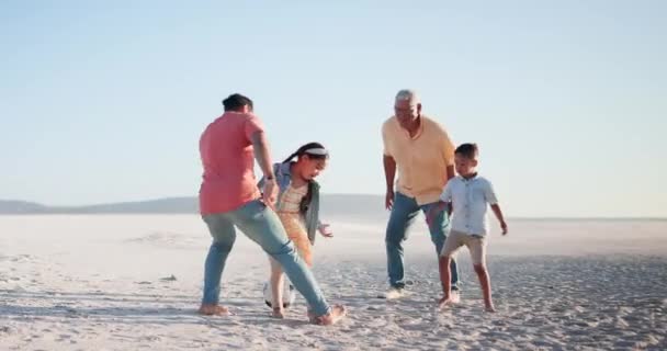 Zabawa Dziadek Lub Ojciec Dziećmi Plaży Piłki Nożnej Relacji Lub — Wideo stockowe
