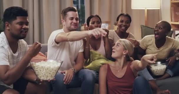Rozmowa Popcorn Przyjaciele Oglądają Razem Film Kanapie Salonie Dla Rozrywki — Wideo stockowe