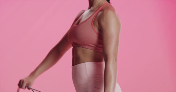 Fitness Cara Mulher Com Corda Salto Estúdio Isolado Fundo Rosa — Vídeo de Stock