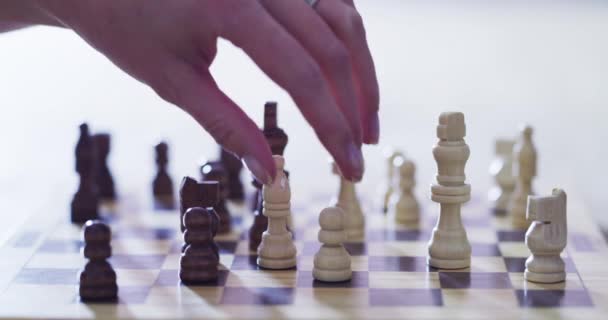 Hand Schack Och Strategi Med Person Som Spelar Ett Brädspel — Stockvideo
