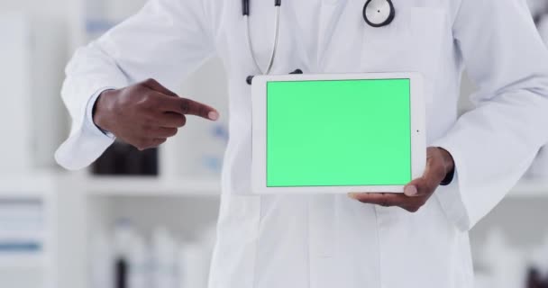 手和平板绿色屏幕用于医疗演示 医疗保健软件或医院网站 专业科学家或指向数字技术模型或诊所空间的人 — 图库视频影像