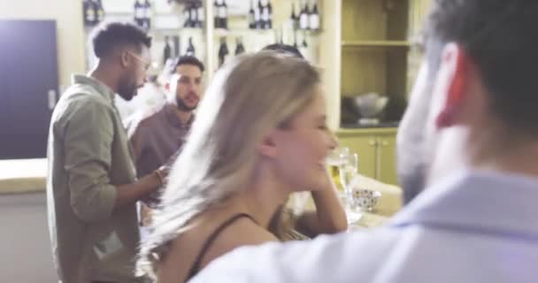 Nachtclub Borrel Afspraakje Met Een Vrouw Aan Bar Voor Alcohol — Stockvideo