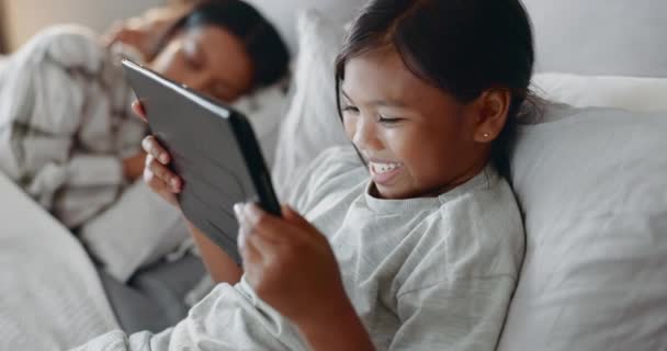 平板电脑 晚上和一个女孩在床上与她的母亲 在社交媒体应用程序或在家里玩网络游戏 在卧室里流淌着快乐女孩的儿童 科技或视频娱乐 — 图库视频影像
