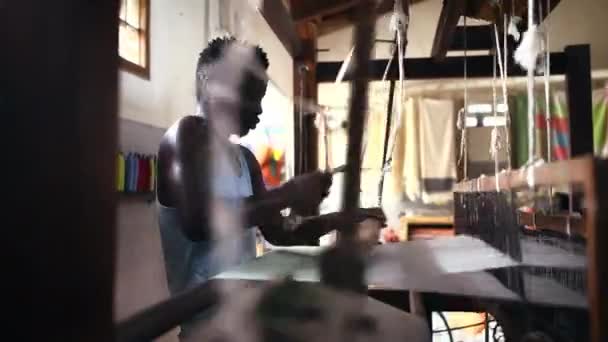 Ember Szövőszék Szövet Textil Pamutgyártás Ruhagyárban Gyártás Kézművesség Fekete Férfi — Stock videók