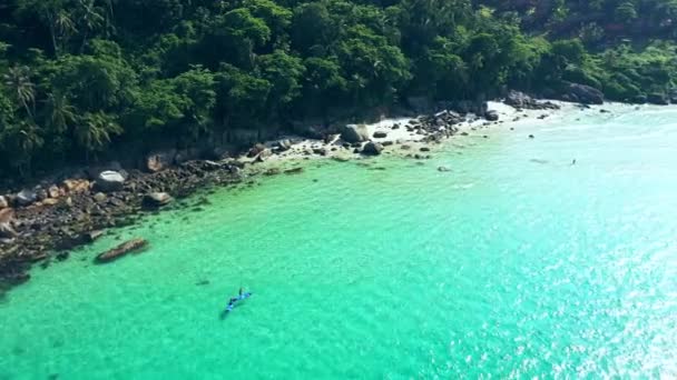 Drone Personas Paddle Boarding Océano Con Rocas Para Verano Con — Vídeos de Stock