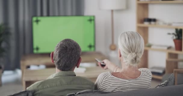Pár Kanapé Nézni Zöld Képernyőn Távirányítóval Filmek Vagy Film Választás — Stock videók