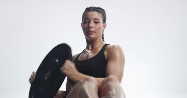 Femme Haltère Séance Entraînement Sol Studio Russe Fitness Fond Blanc — Video