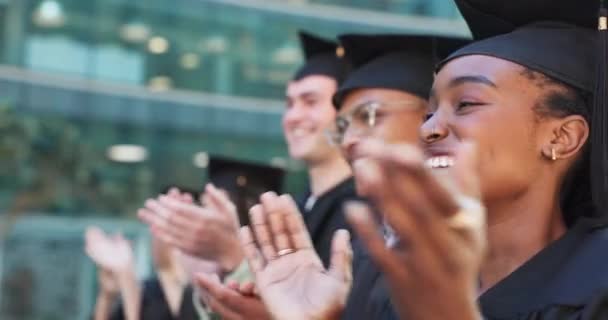 クラッピング キャンパス または幸せな卒業生は 一緒に外側のラインに立っています モチベーション 大学の達成 教育の成功のために笑顔で多様性 誇りを持った学生 — ストック動画