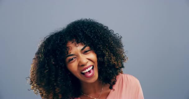 Смешная Черная Женщина Лицо Студии Смеются Счастьем Свободой Реакцией Шутки — стоковое видео