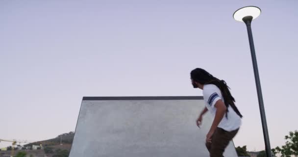 Человек Скейтборд Рампа Парке Резьбой Тренировки Тренировки Трюком Экстремальных Видов — стоковое видео