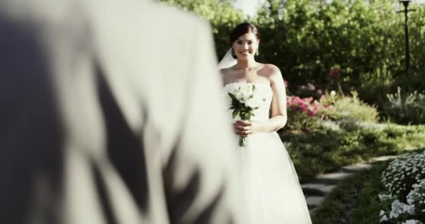 Glückliche Frau Gesicht Und Hochzeit Mit Blumen Garten Für Ehe — Stockvideo