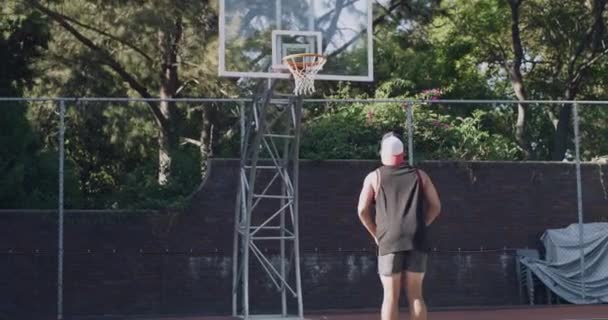 Sport Winnaar Basketbalspeler Training Voor Een Wedstrijd Een Buitenveld Voor — Stockvideo