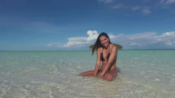 Пляж Лицо Счастливая Женщина Острове Расслабиться Свободой Велнесом Приключениями Летом — стоковое видео