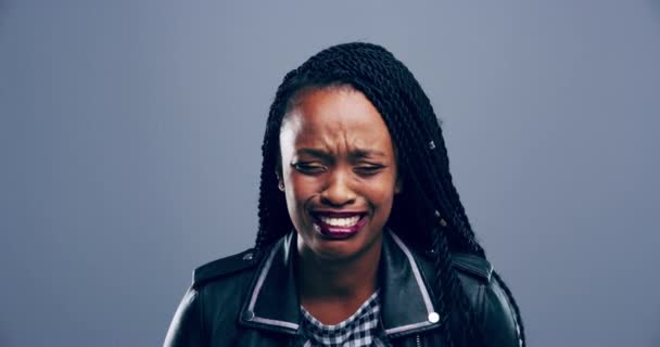 Triste Llanto Rostro Mujer Negra Estudio Con Depresión Corazón Roto — Vídeo de stock