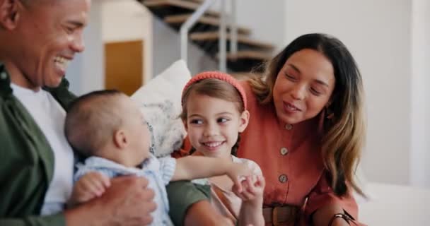 Szczęśliwa Rodzina Dziecko Rodzice Bawią Się Sofie Domu Nawiązując Więź — Wideo stockowe