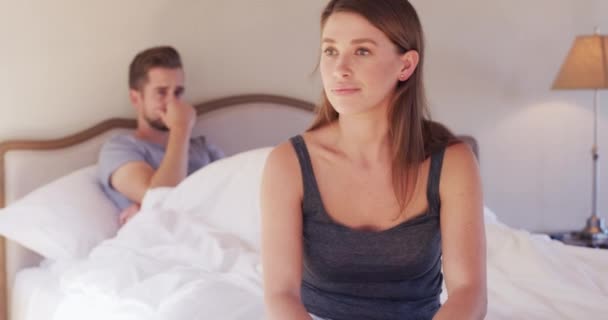 カップル ベッドルームでイライラした女性と家庭での結婚問題との葛藤 怒っている 関係の問題と離婚 朝の分離や分離からのストレスや不安と話す — ストック動画
