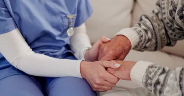 Senior Ondersteuning Hand Vasthouden Verpleegkundige Voor Zorg Voor Patiënt Gezondheidszorg — Stockvideo