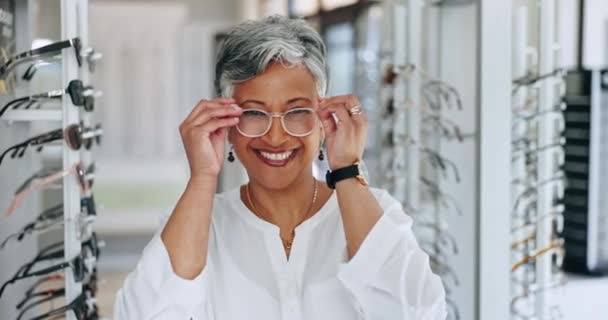 Lunettes Shopping Client Visage Femme Âgée Avec Chèque Optométriste Avec — Video