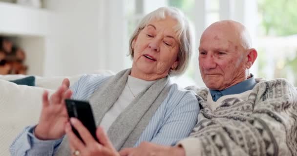 Senior Para Telefon Komórkowy Lub Czytnik Internetowy Przewijania Social Mediów — Wideo stockowe