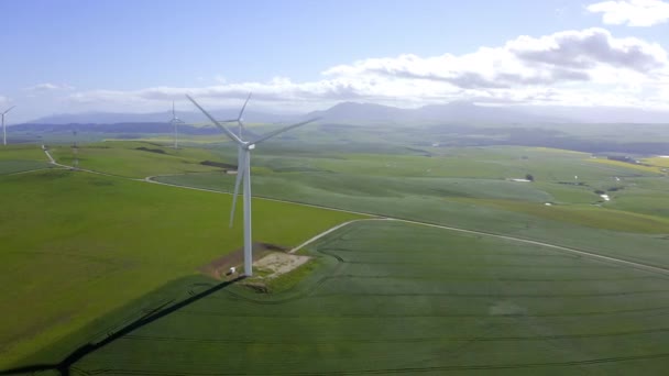 Veld Windturbines Groene Energie Met Drone Voeding Duurzaamheid Voor Het — Stockvideo