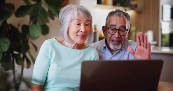 Laptop Witaj Para Seniorów Rozmowie Wideo Domu Uśmiech Lub Rozmowa — Wideo stockowe