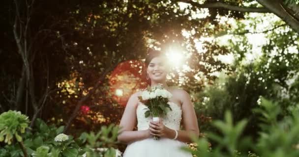 Belleza Novia Cara Feliz Para Matrimonio Ramo Flores Vestido Novia — Vídeo de stock