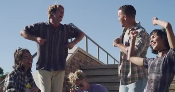 Zabawne Przyjaciele Taniec Mieście Imprezie Razem Odkryty Schodach Lecie Szczęśliwa — Wideo stockowe