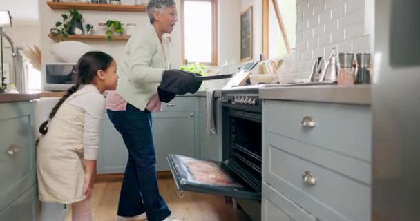 Küche Backofen Und Großmutter Kochen Mit Kindern Die Lernen Abendessen — Stockvideo
