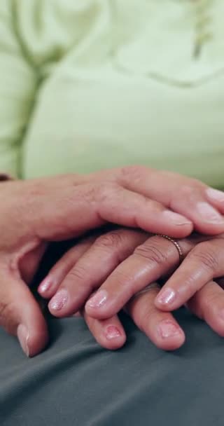 Držet Ruce Pomoc Pár Detailů Svém Domě Pro Lásku Empatii — Stock video
