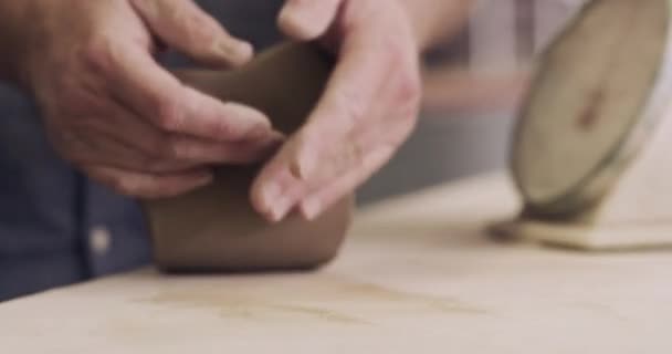 Ręce Glina Ceramika Proces Ugniatania Kreatywnym Studio Dla Ceramiki Projektowania — Wideo stockowe