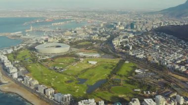 İnsansız hava aracı, gökyüzü ya da şehir doğada seyahat için, panorama ya da tatil için kıyı şeridi olan binalar. Cape Town, günbatımı veya yeşil noktalı stadyum turistik eğlence ve konum için.